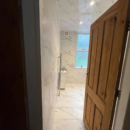 Three Bedroom House By Brookland Serviced & Short Lets In With Free Wifi *