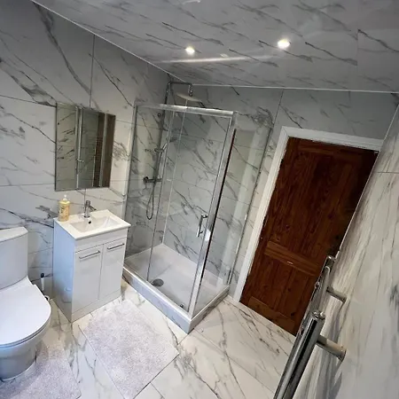 Three Bedroom House By Brookland Serviced & Short Lets In With Free Wifi