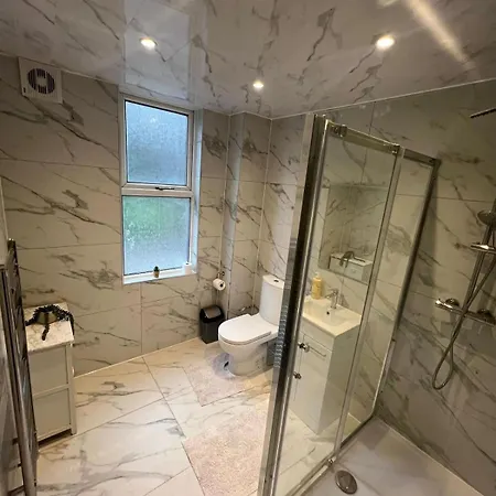 Three Bedroom House By Brookland Serviced & Short Lets In With Free Wifi *