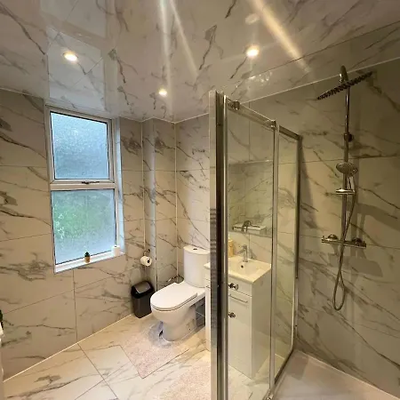 Three Bedroom House By Brookland Serviced & Short Lets In With Free Wifi Holiday home Leeds (West Yorkshire)